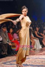 Model walk the ramp for Tarun Tahiliani_s Show on LIFW Day 5 on 22nd Sep 2009 (17).JPG